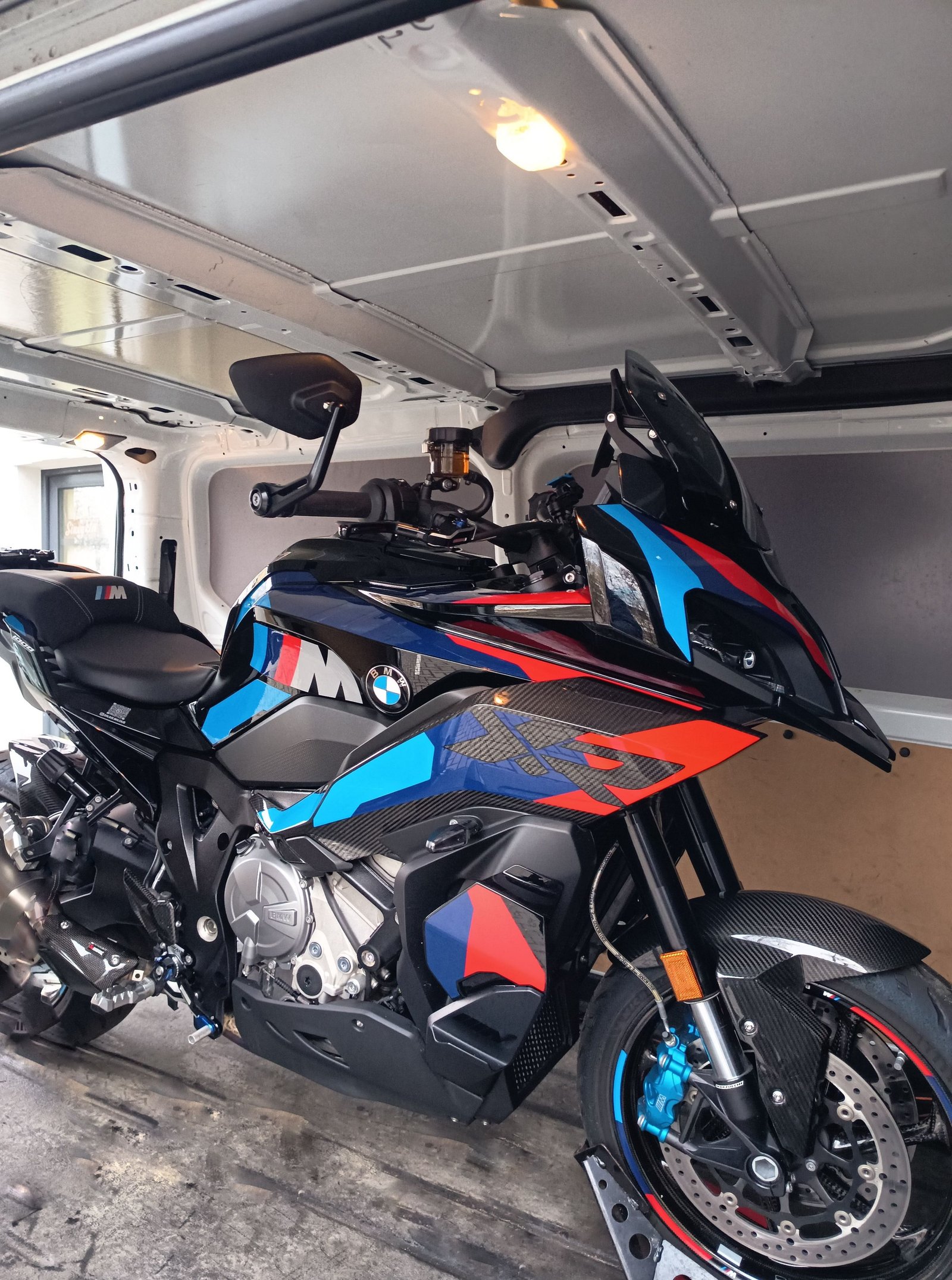 Motospinta, motociklų pervežimas, transportavimas Lietuvoje uždaru transportu